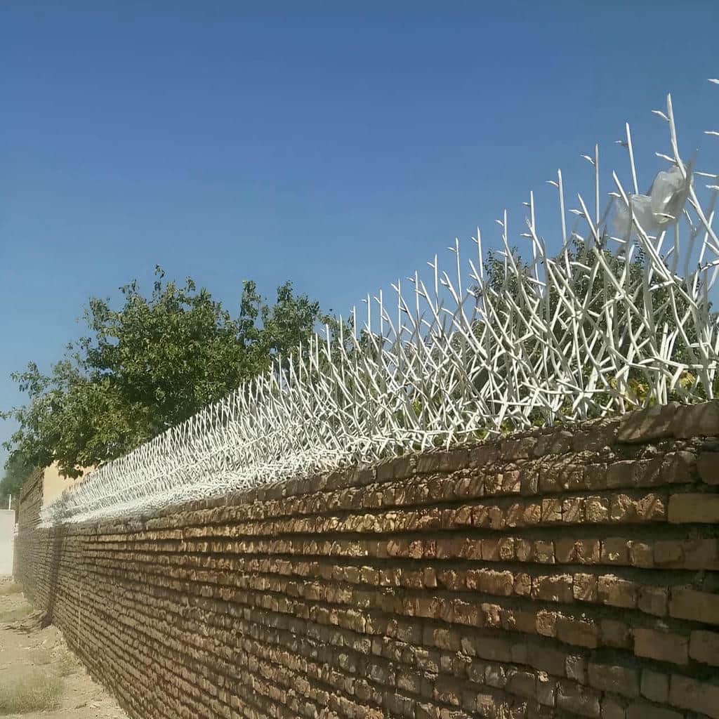 حفاظ شاخ گوزنی نوک دار روی دیوار آجری
