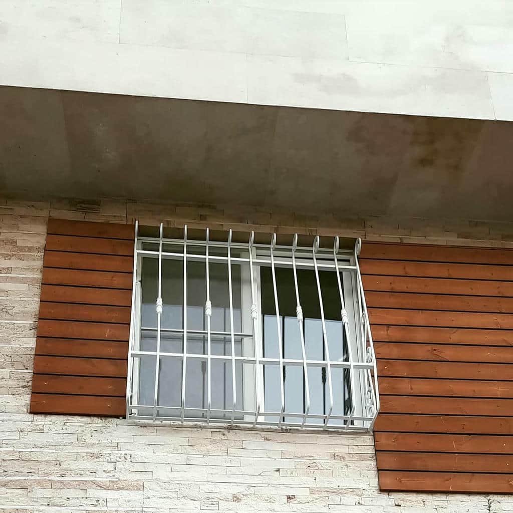 حفاظ پنجره آهنی با خطوط عمودی و رنگ تیره