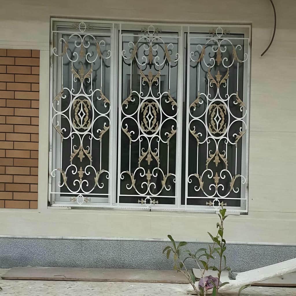 حفاظ پنجره آهنی با طرح هندسی ساده