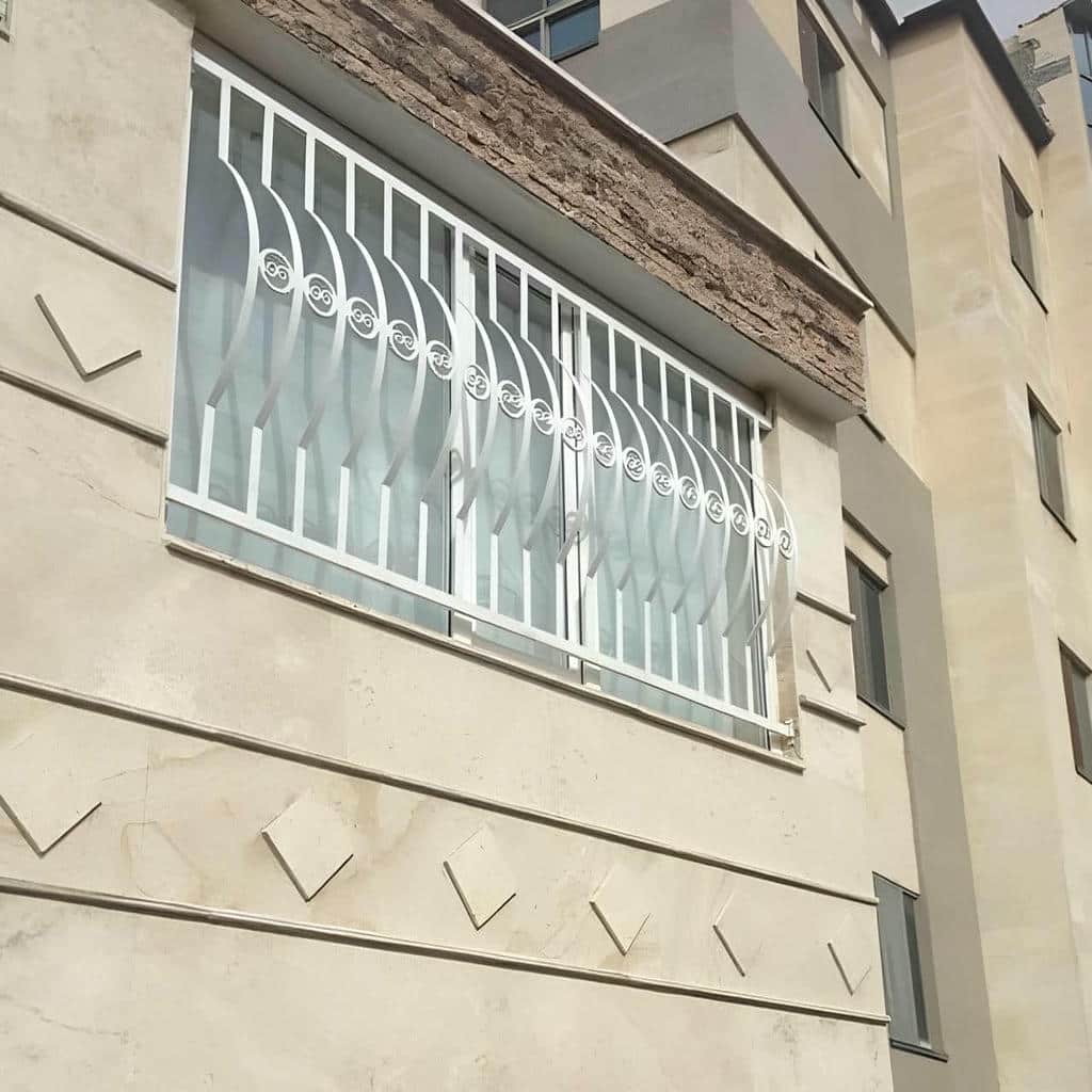 حفاظ پنجره آهنی با طرح هندسی ساده