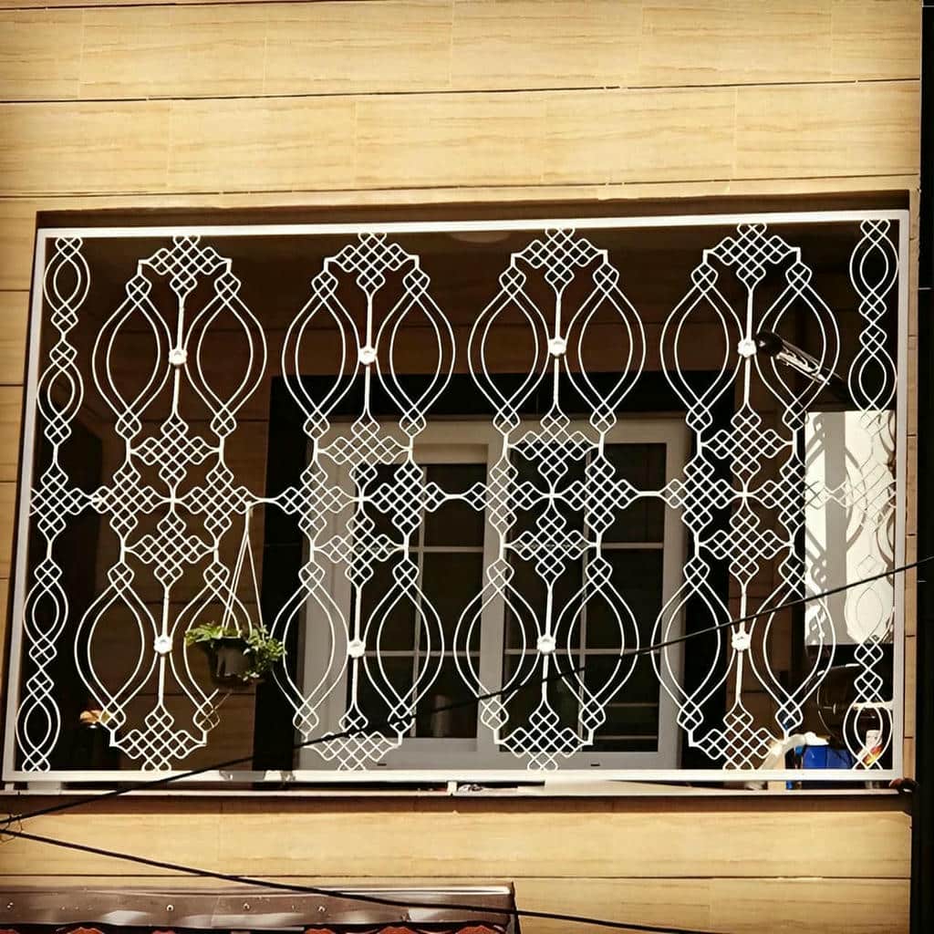 حفاظ پنجره آهنی مشکی در استان کردستان