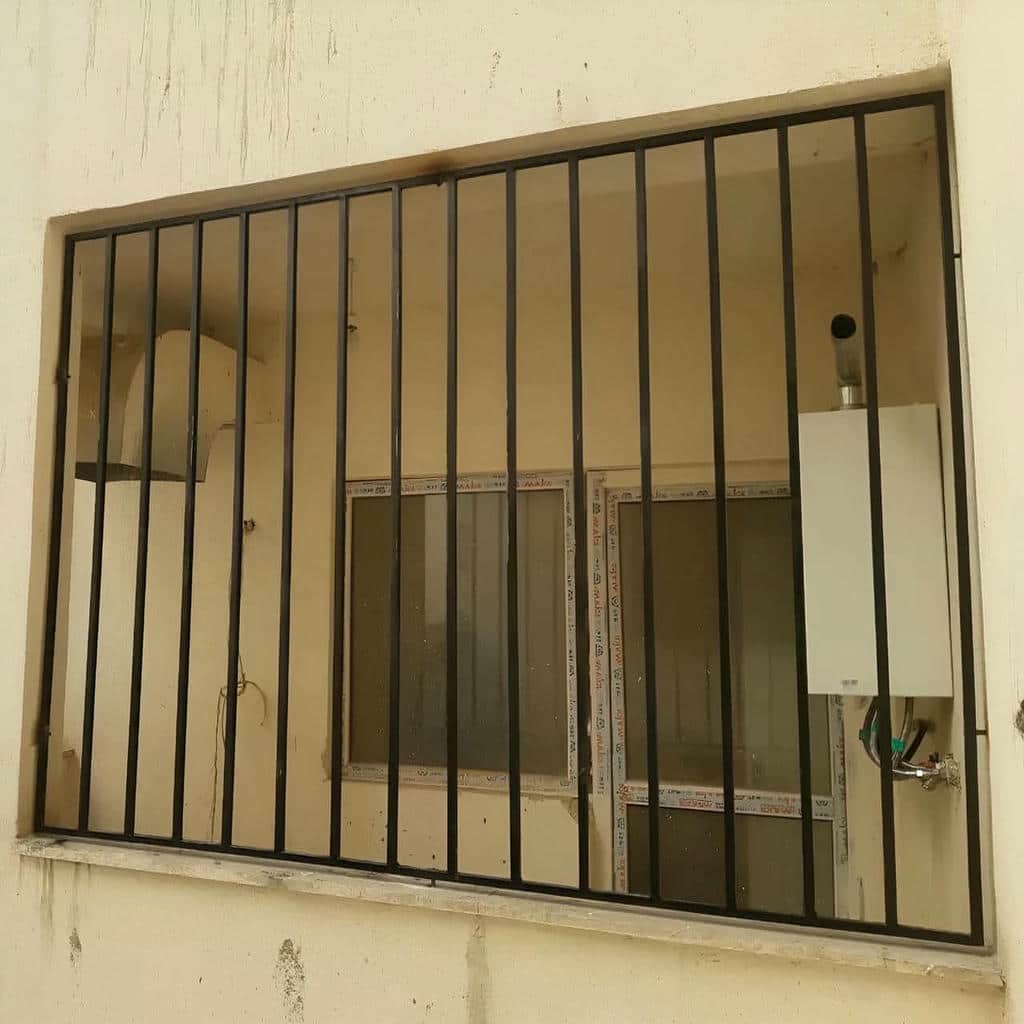 حفاظ پنجره آهنی مشکی در بجنورد