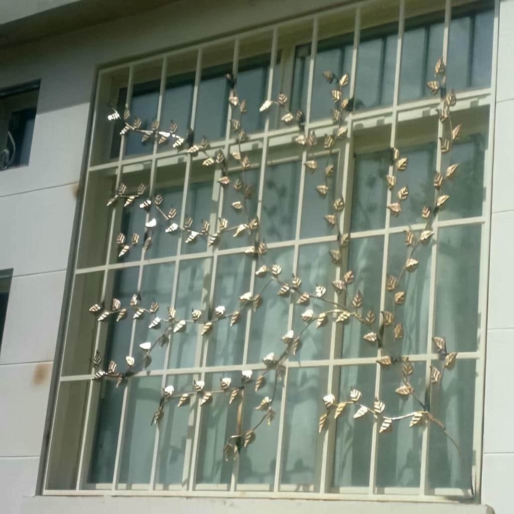 حفاظ پنجره آهنی مشکی در رشت نمای بیرونی