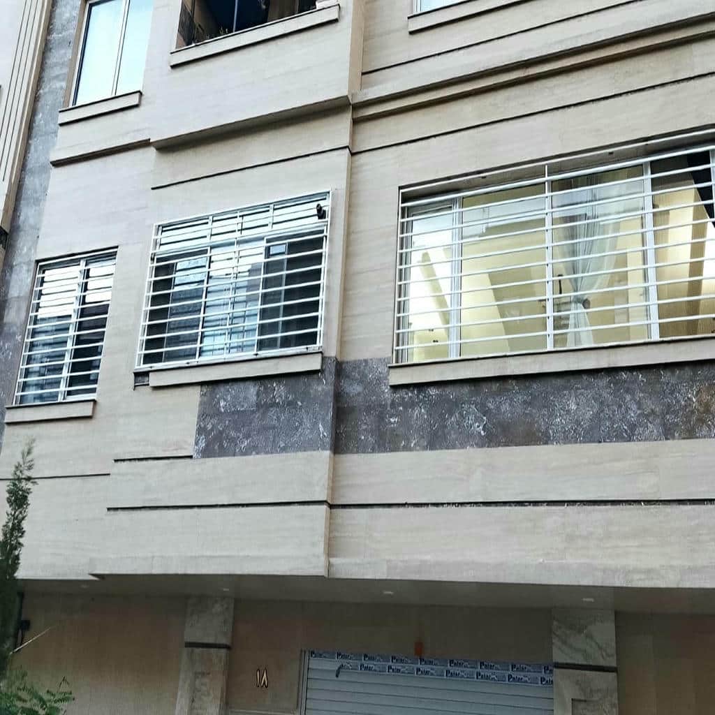 حفاظ پنجره آهنی مشکی در نمای آجری سنندج