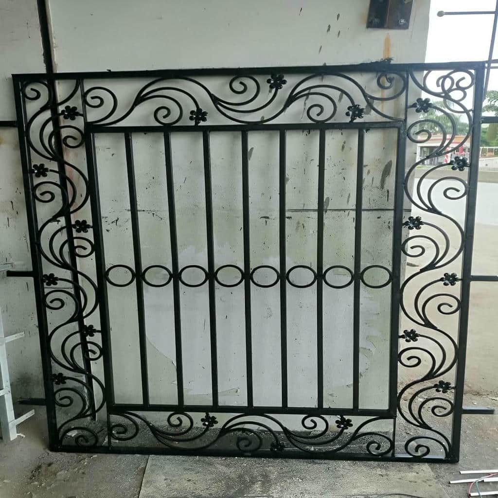 حفاظ پنجره با خطوط عمودی و پوشش تیره