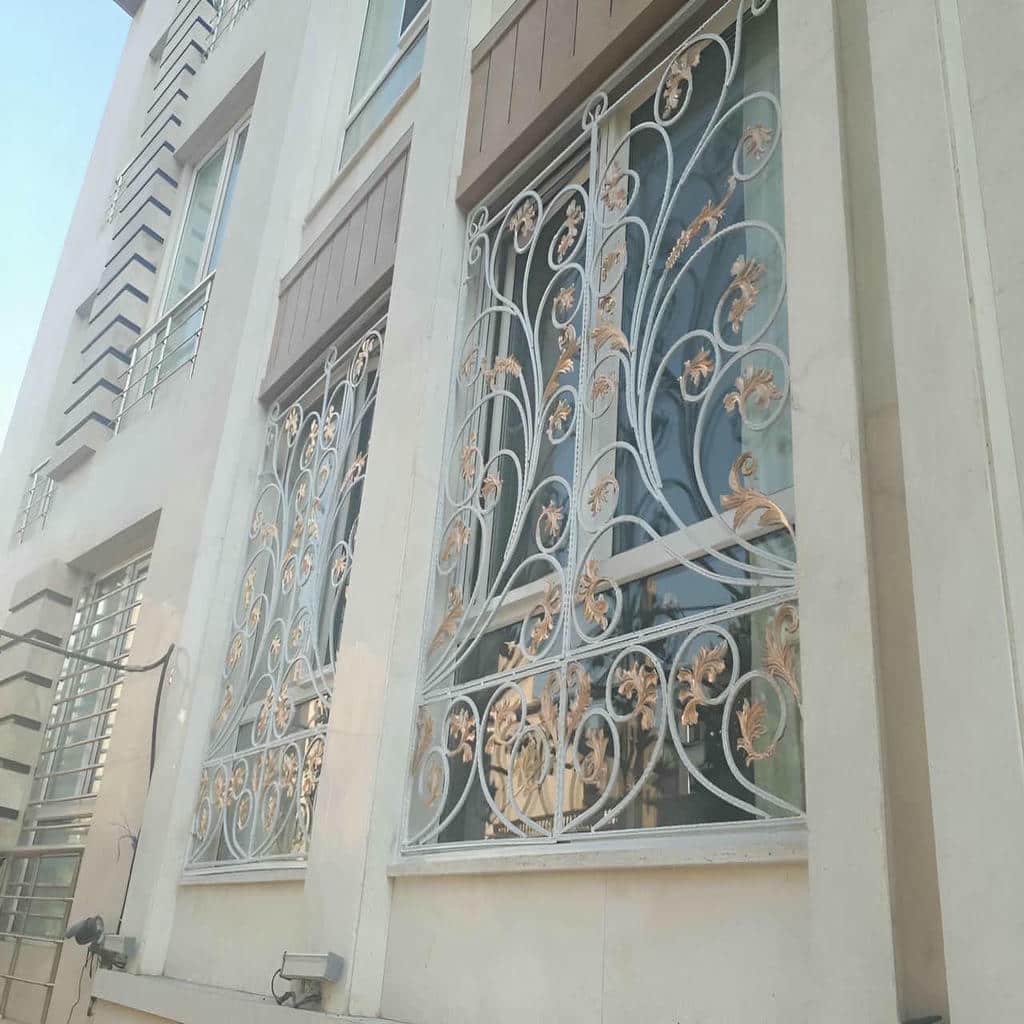 حفاظ پنجره با پوشش مقاوم و رنگ تیره