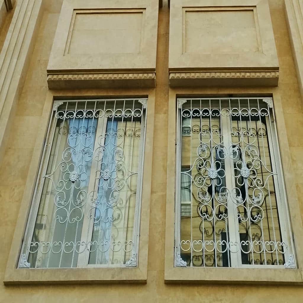 حفاظ پنجره برای پنجره رو به حیاط