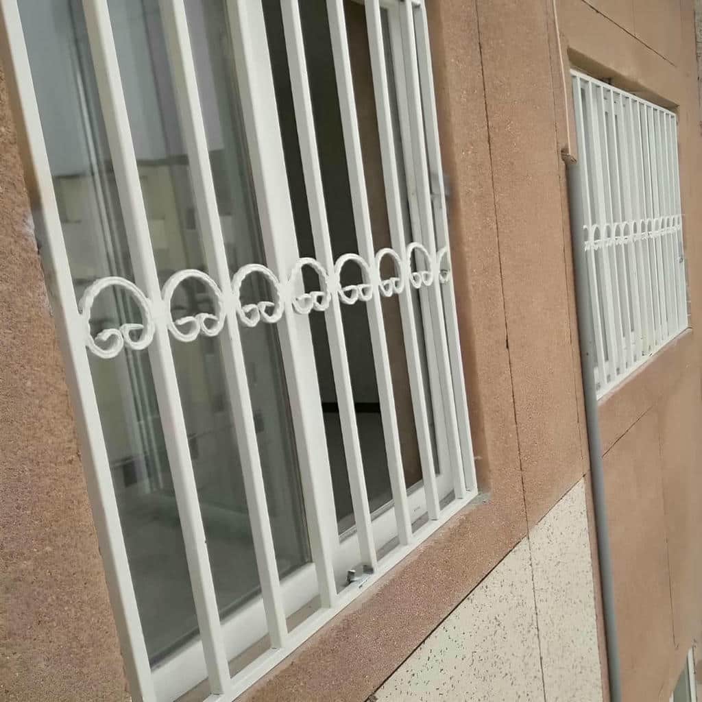 حفاظ پنجره سفارشی هماهنگ با نمای آجری استان قم حفاظ پنجره سفارشی هماهنگ با نمای آجری استان قم