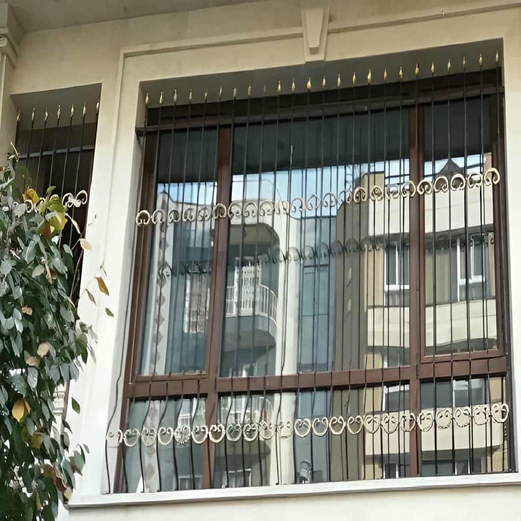 حفاظ پنجره سفارشی کنار قاب سفید در استان بوشهر
