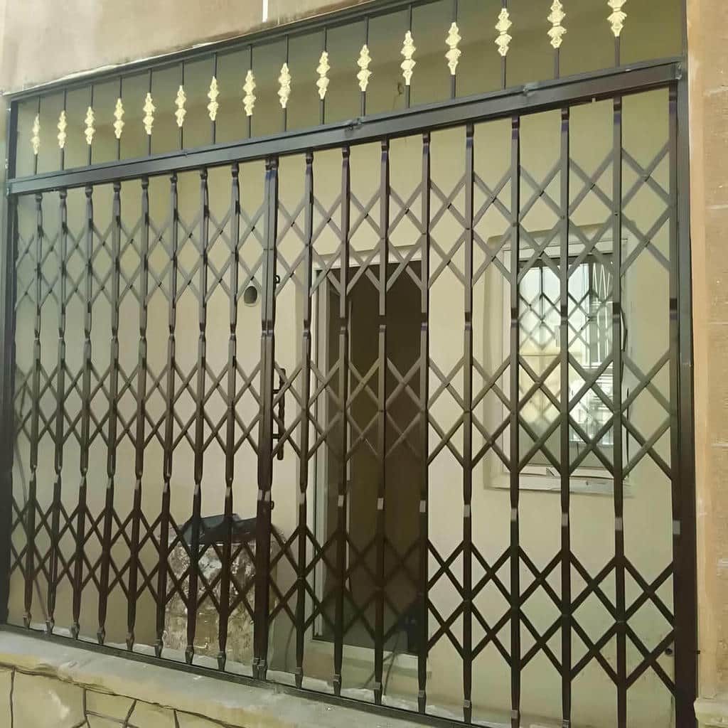 حفاظ پنجره سفارشی کنار قاب سفید در استان یزد