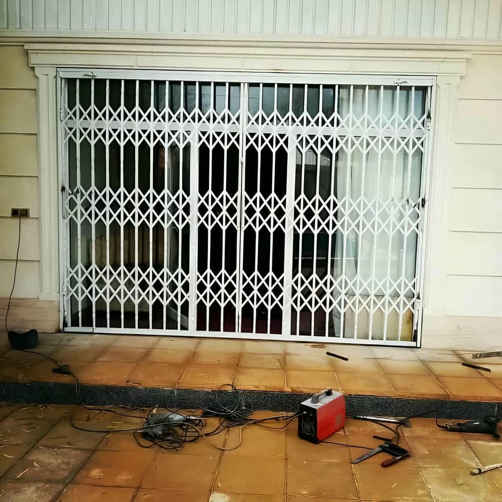 حفاظ پنجره طبقه همکف با قاب سنگی حفاظ پنجره طبقه همکف با قاب سنگی