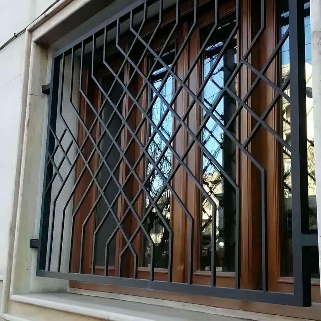 حفاظ پنجره طرح فرفورژه روی نمای آجری