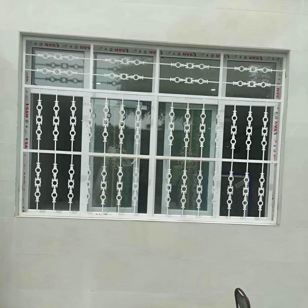 حفاظ پنجره فرفورژه با طرح هندسی در استان خراسان شمالی