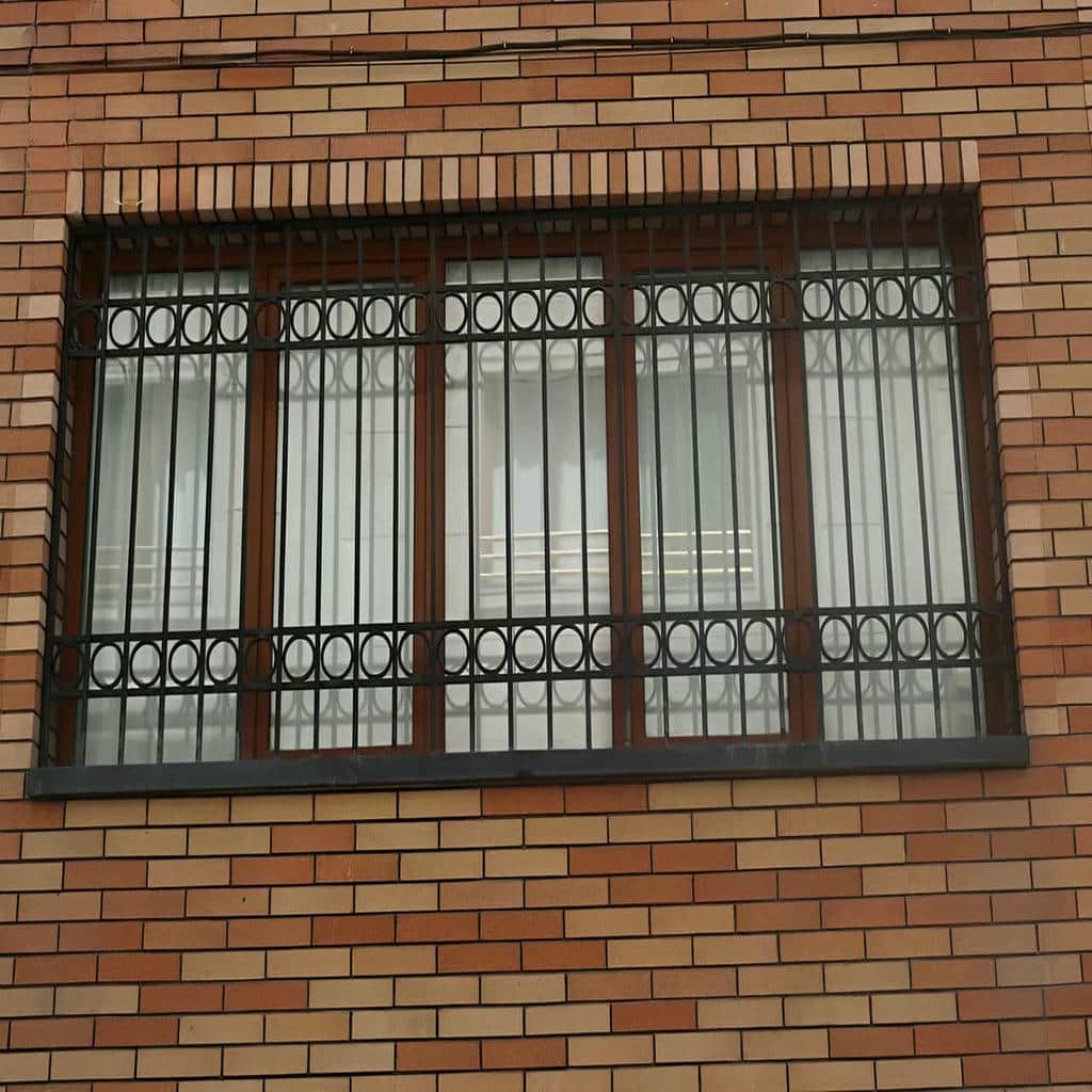 حفاظ پنجره فرفورژه در نمای سنگی استان کردستان