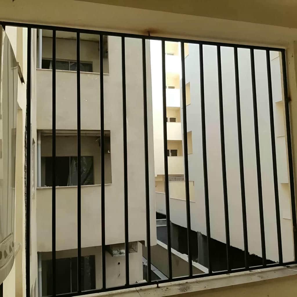 حفاظ پنجره فلزی با طرح هندسی ساده