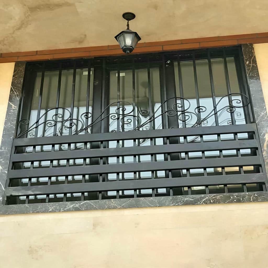 حفاظ پنجره فلزی در نمای سنگی