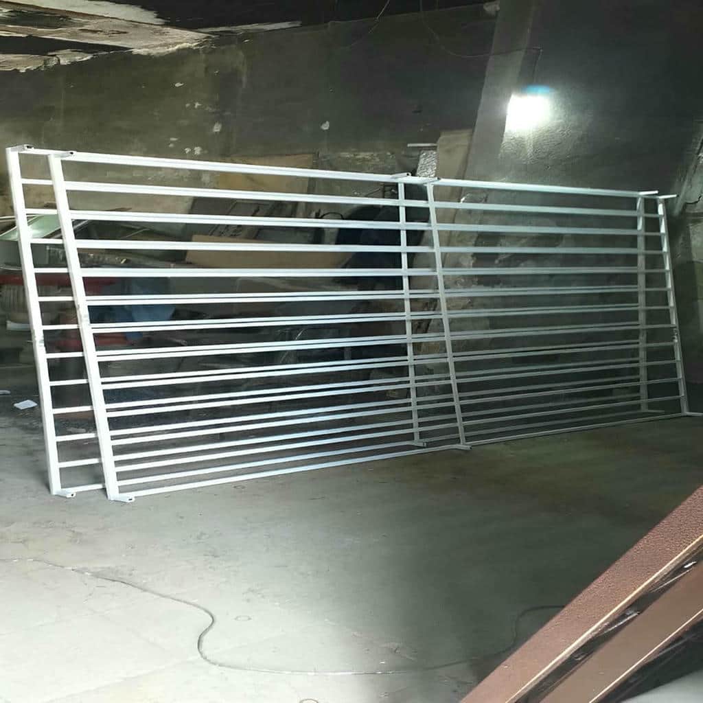 حفاظ پنجره فلزی کنار نمای سنگی استان کرمان