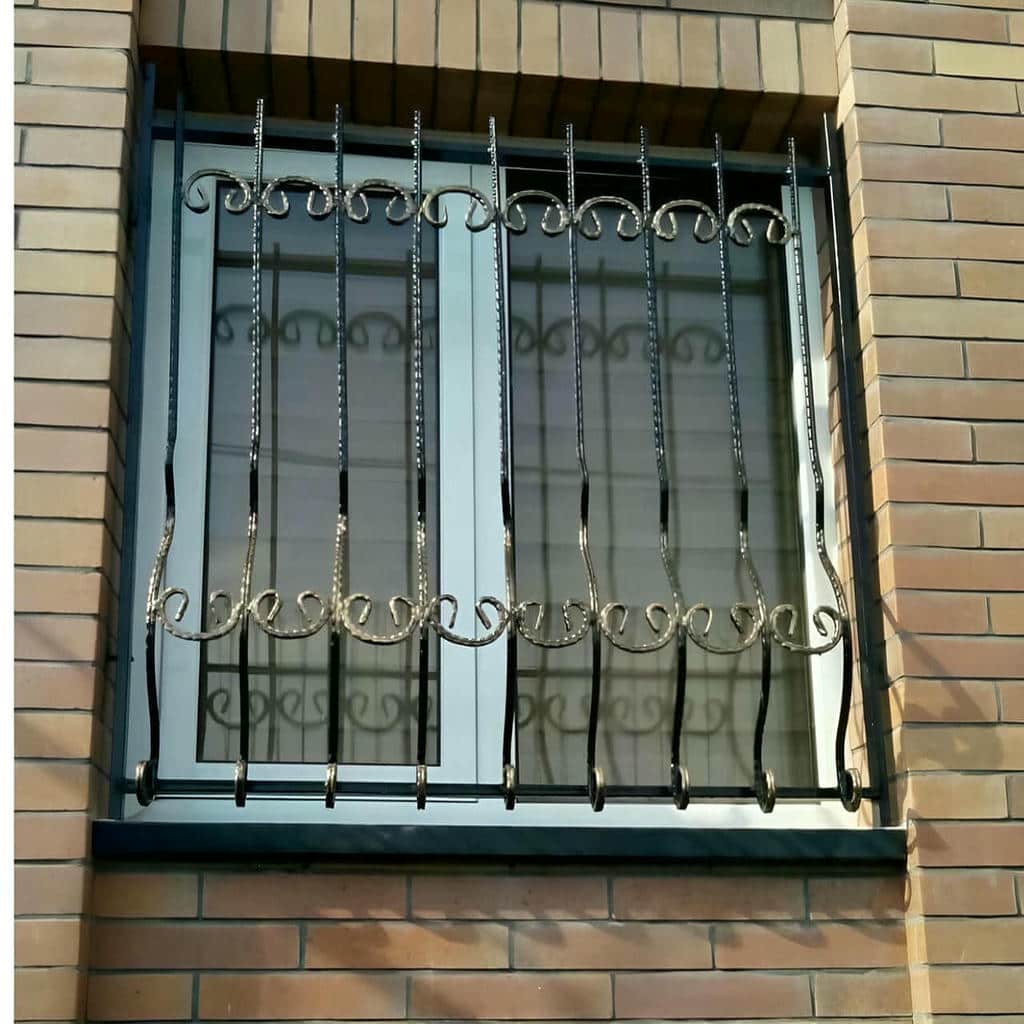 حفاظ پنجره نصب شده در نمای آجری
