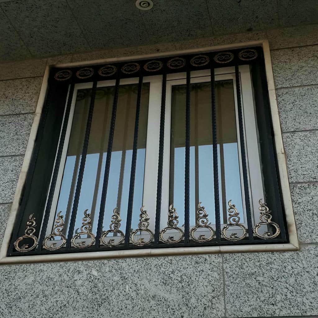 حفاظ پنجره نصب شده روی نمای روشن در استان گلستان