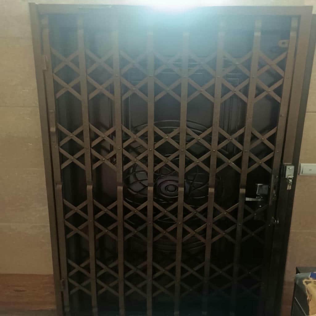 درب آکاردئونی آپارتمان با رنگ تیره استان خوزستان