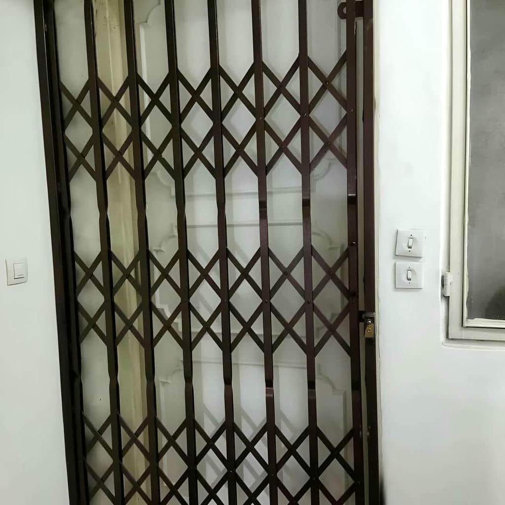 درب آکاردئونی آپارتمان با رنگ مشکی مات