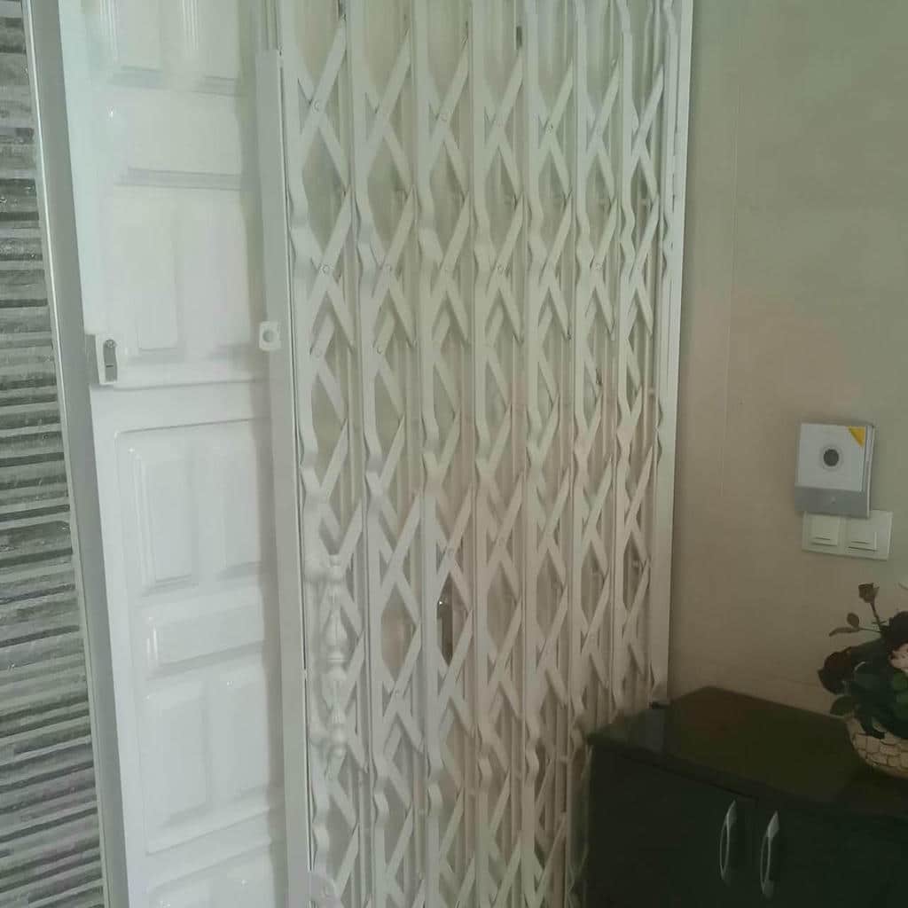 درب آکاردئونی آپارتمان با طرح لوزی در استان گیلان
