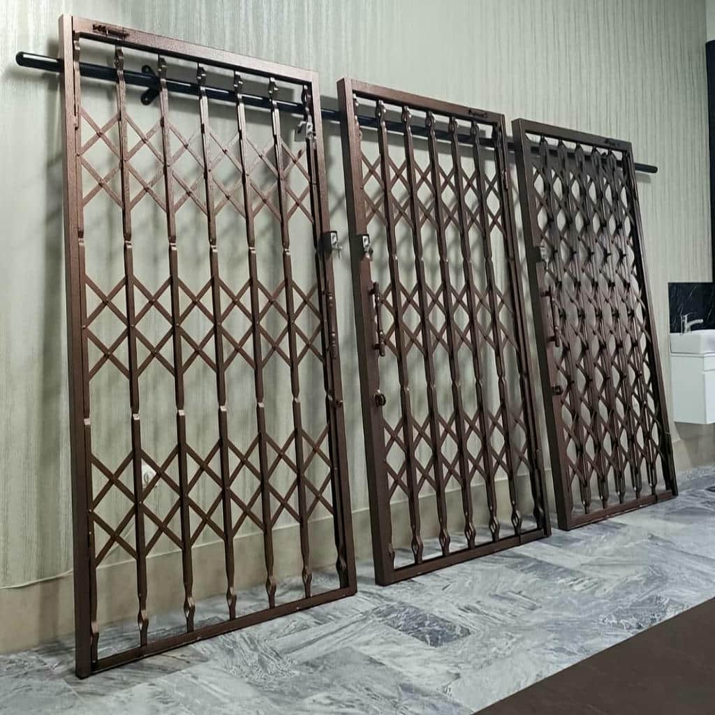 درب آکاردئونی آپارتمان با پوشش رنگ تیره