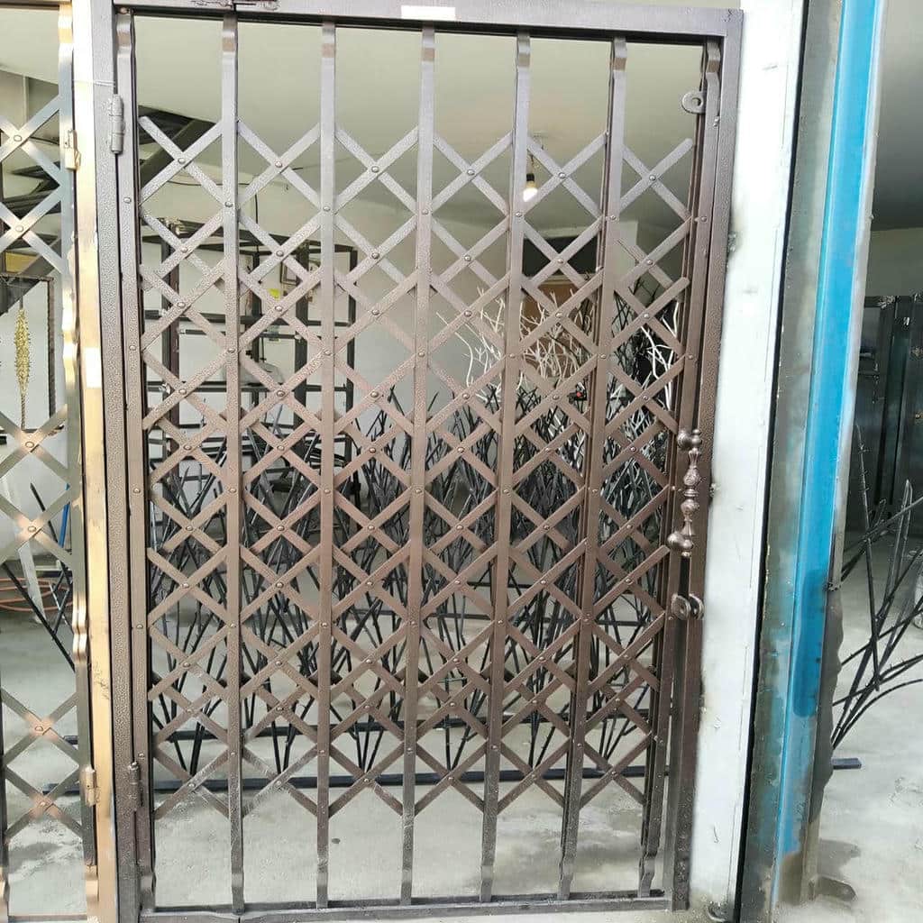 درب آکاردئونی ایلام با پوشش رنگ تیره