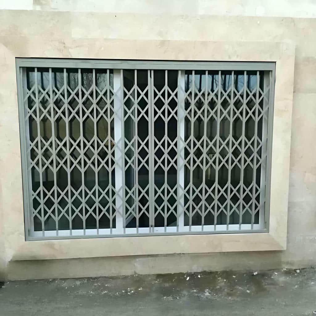 درب آکاردئونی در استان اصفهان با پوشش مشکی مات
