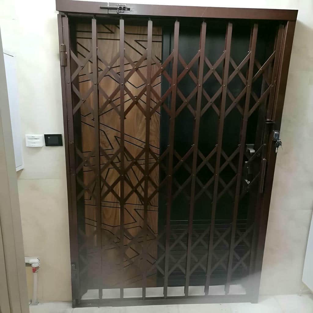 درب آکاردئونی در استان اصفهان کنار در چوبی روشن