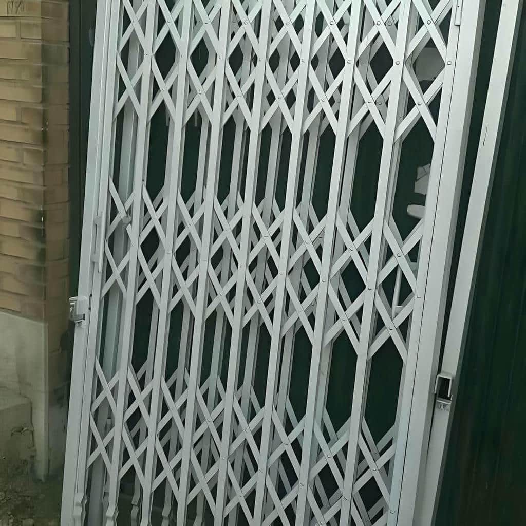 درب آکاردئونی فلزی مشکی در ورودی زاهدان