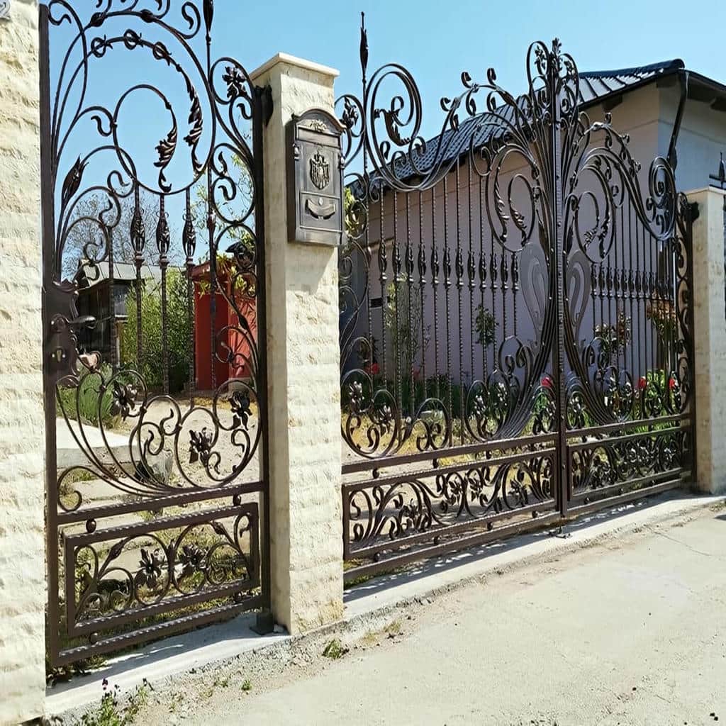 درب حیاط دو لنگه در قزوین با نمای سنگی