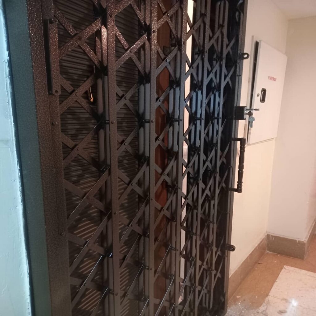 رنگ تیره حفاظ درب آکاردئونی برای ورودی در استان ایلام