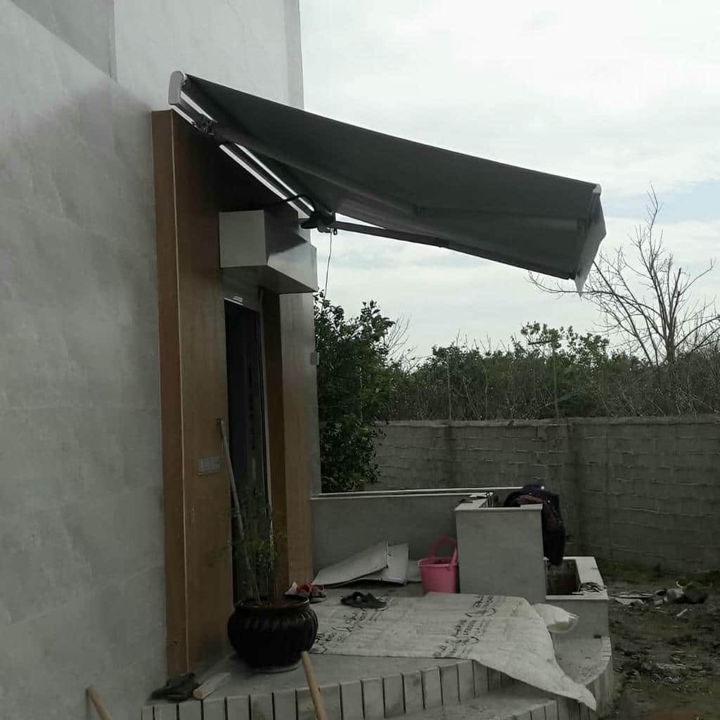 سایبان برقی بازویی برای حیاط مسکونی