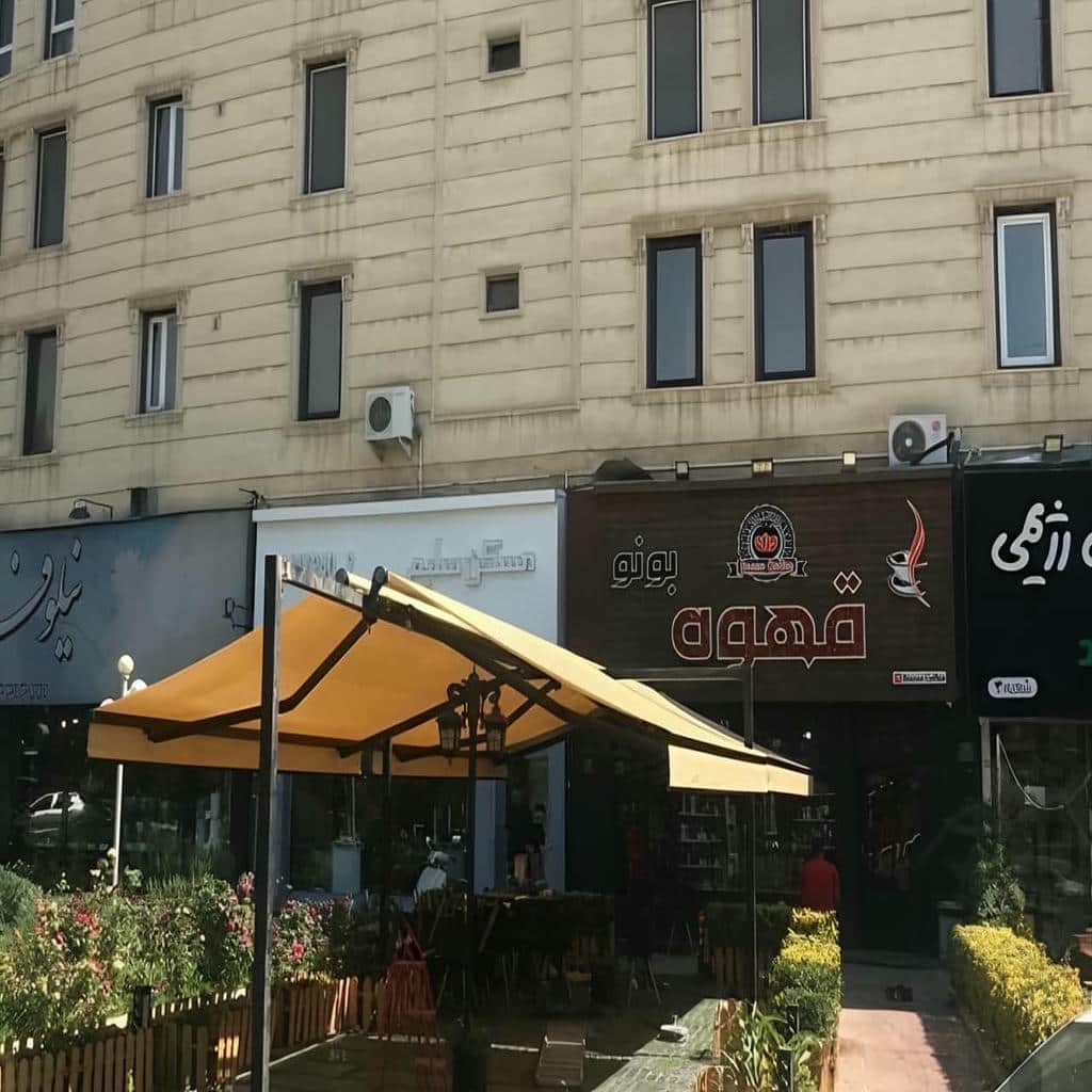سایبان برقی بازویی کرم رنگ در شیراز