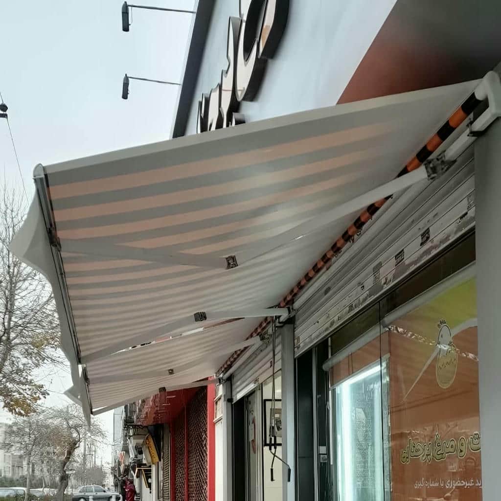سایبان برقی بازویی کرم روی ورودی فروشگاه استان ایلام