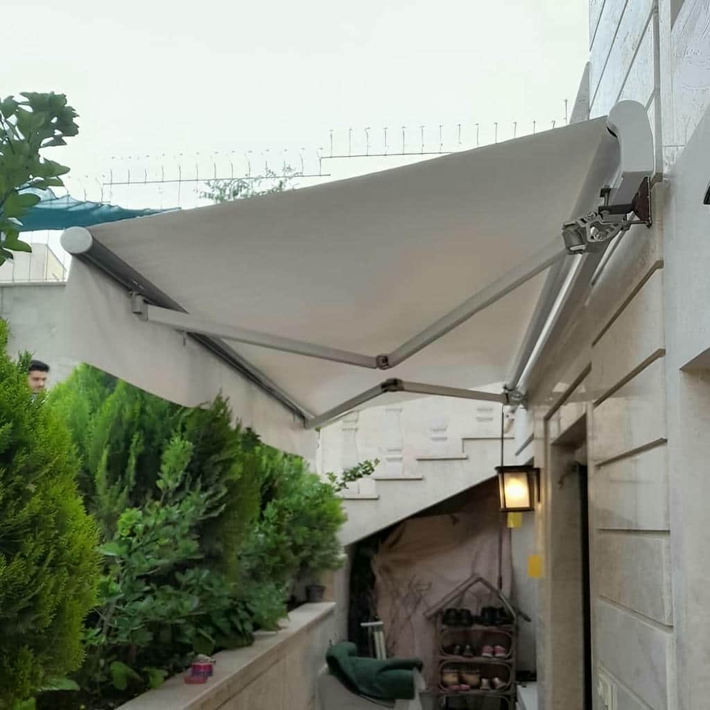 سایبان برقی باز شده برای سایه ورودی در اصفهان