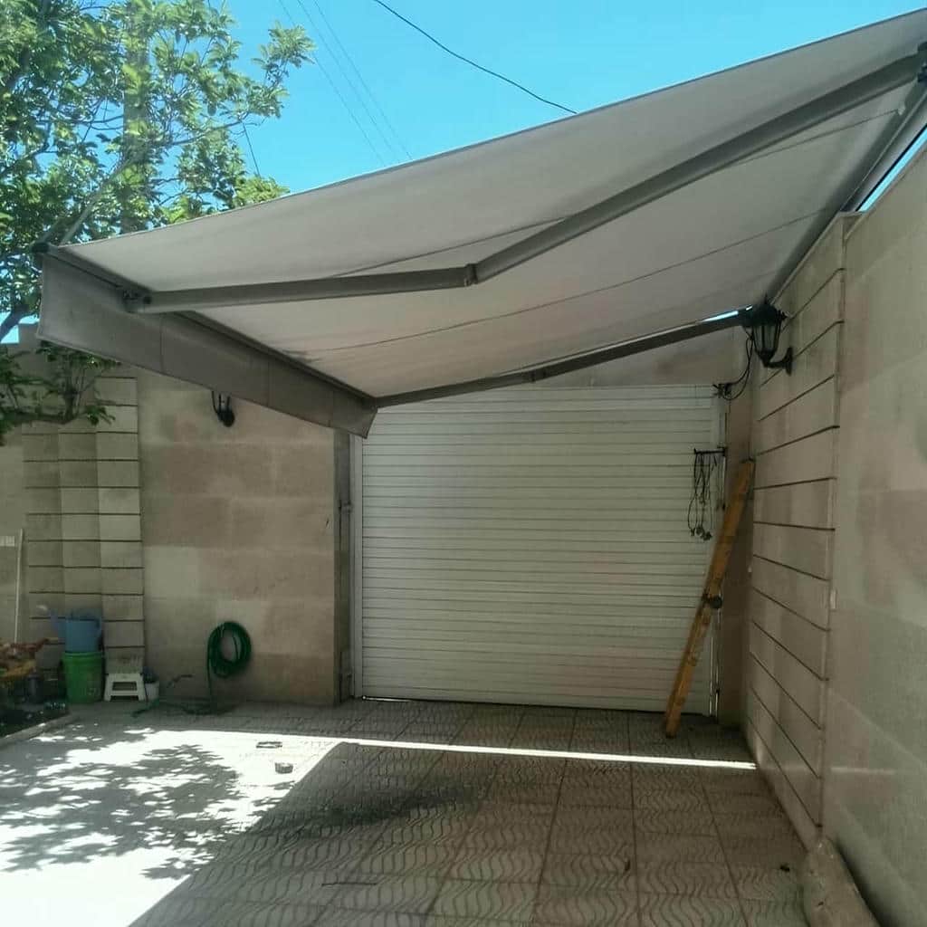 سایبان برقی با بازوی تاشو در نمای مغازه