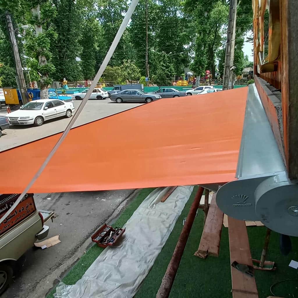 سایبان برقی در استان کرمانشاه کنار نمای ویلایی