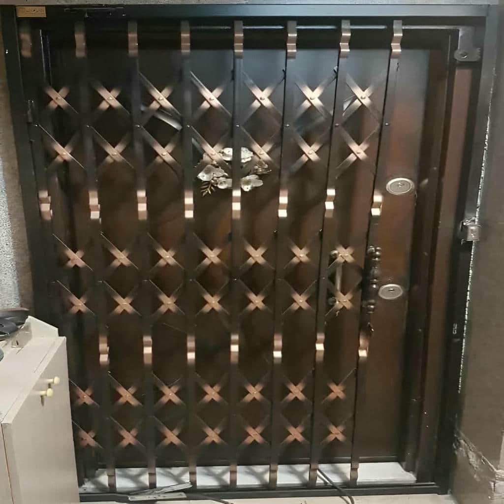 محافظ جمع شونده کنار چهارچوب فلزی