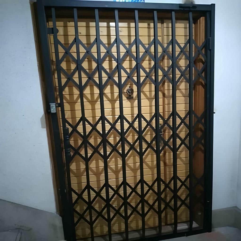 محافظ درب ورودی با پنل تاشو در زاهدان