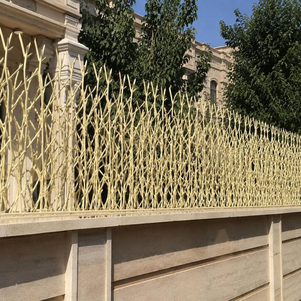 محافظ روی دیوار در نمای ویلایی