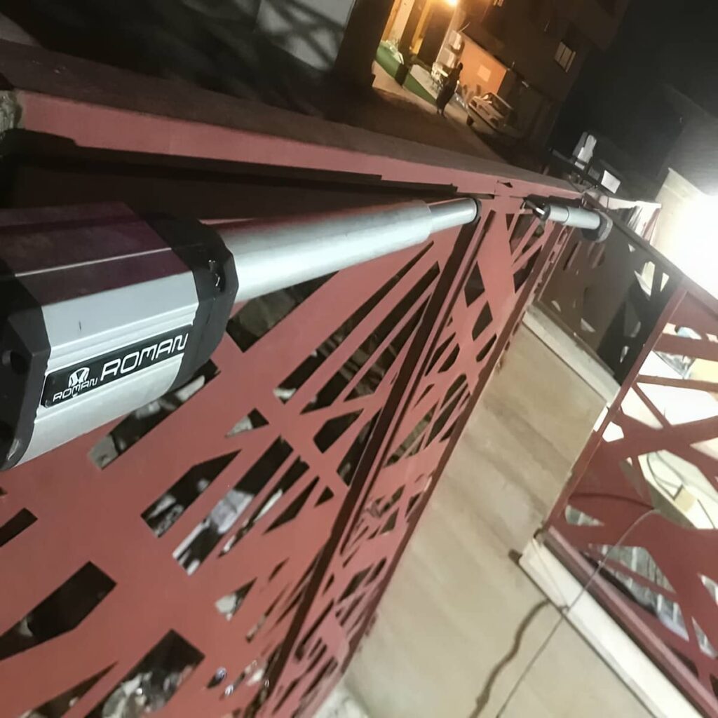 موتور درب پارکینگ کنار ورودی ساختمان مسکونی