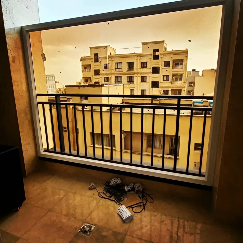 نرده بالکن آلومینیومی با پوشش روشن در استان گلستان