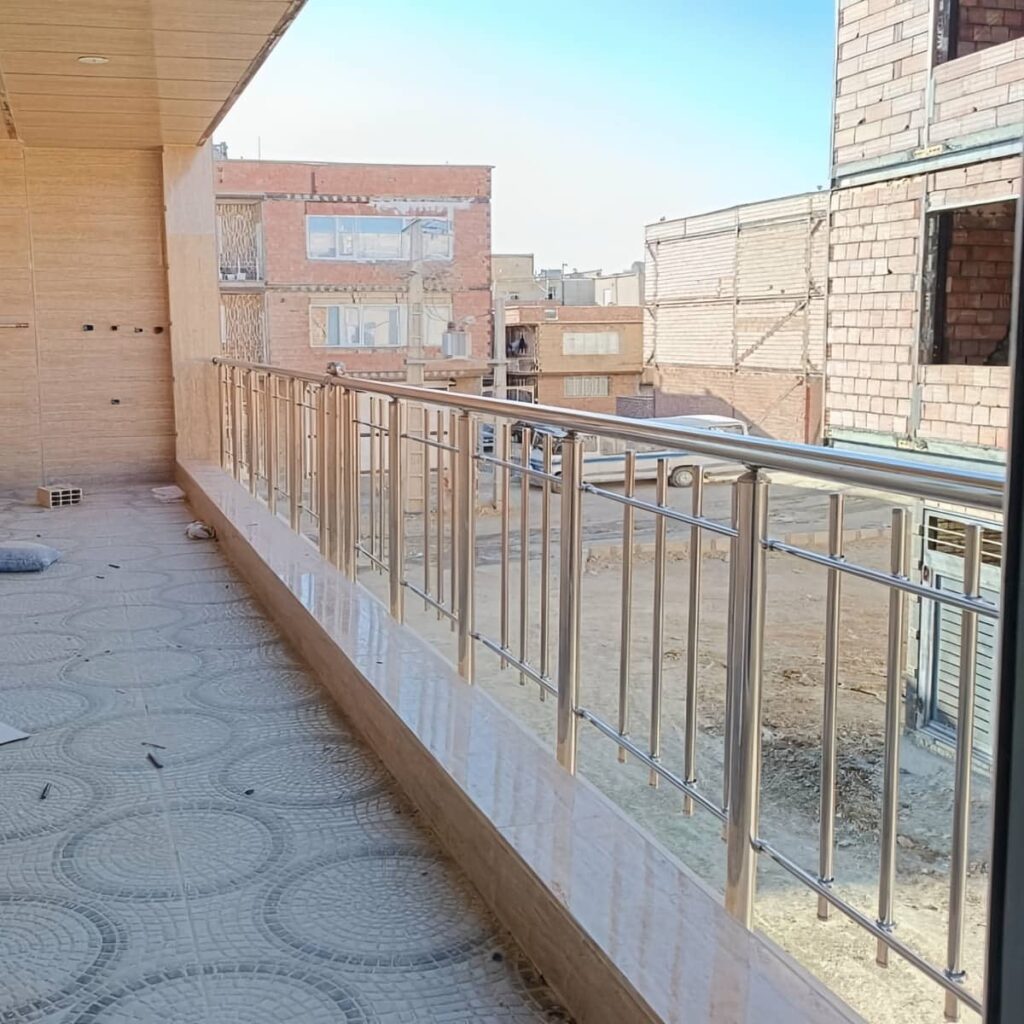 نرده بالکن استیل با نمای روشن نرده بالکن استیل با نمای روشن