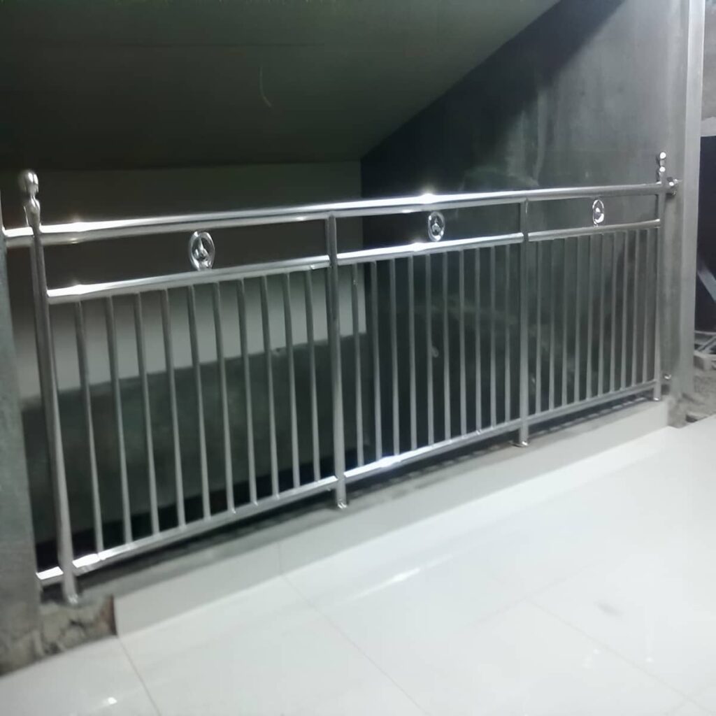 نرده بالکن استیل کنار پنجره ساختمان