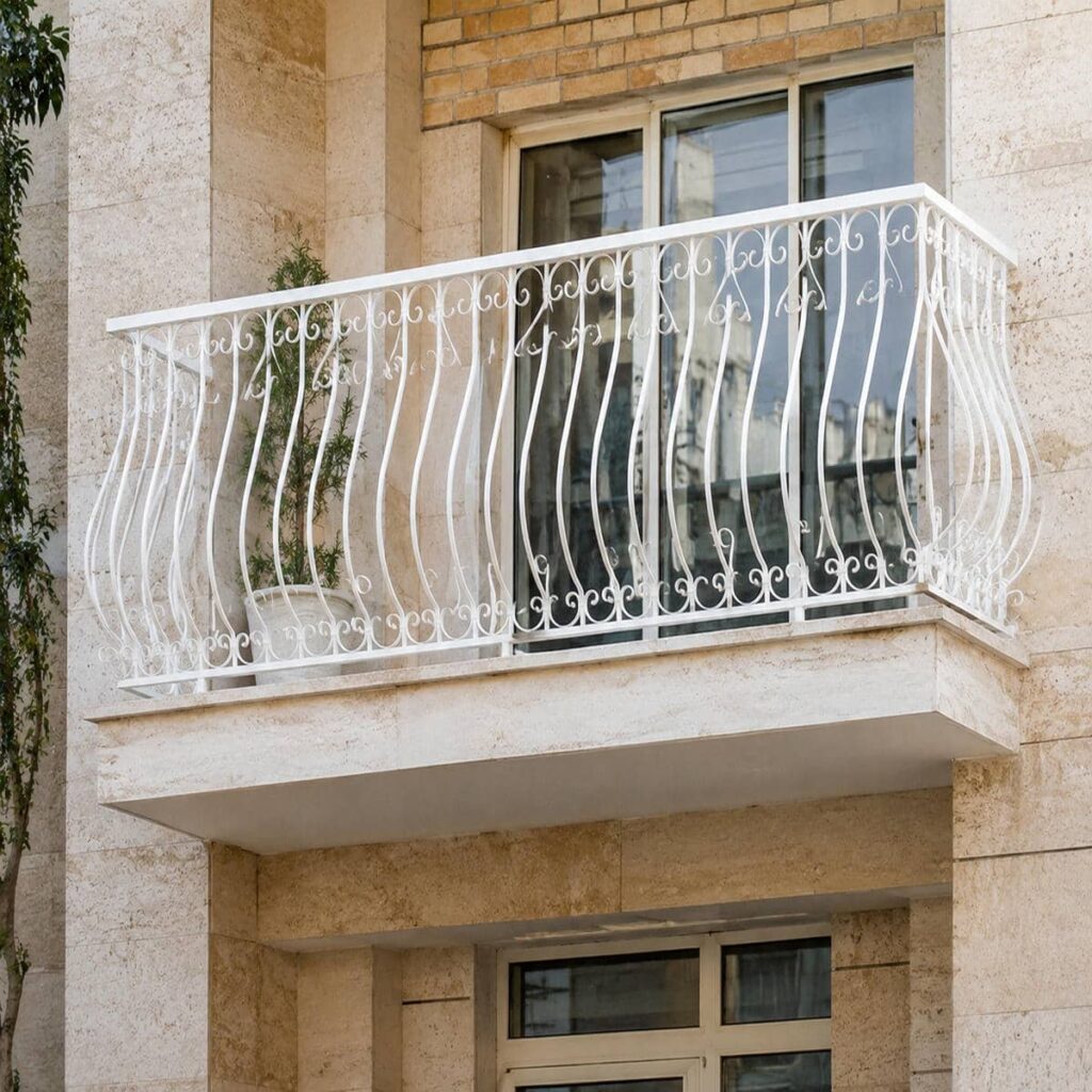 نرده بالکن با خطوط عمودی در زاهدان