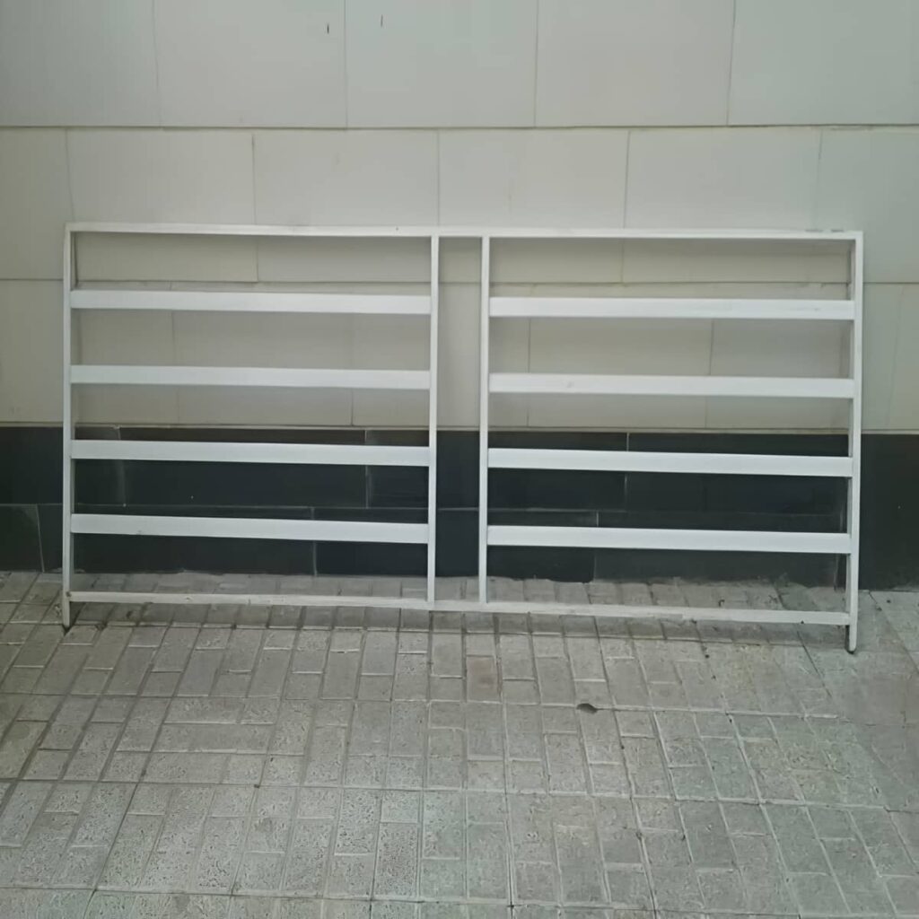 نرده بالکن ساده هماهنگ با پنجره ها