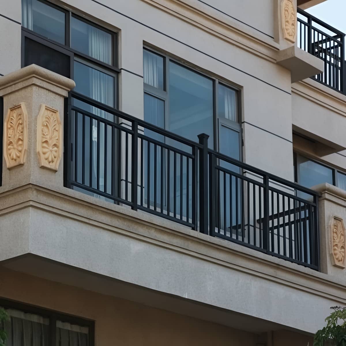نرده بالکن فلزی مشکی برای نمای مدرن رشت