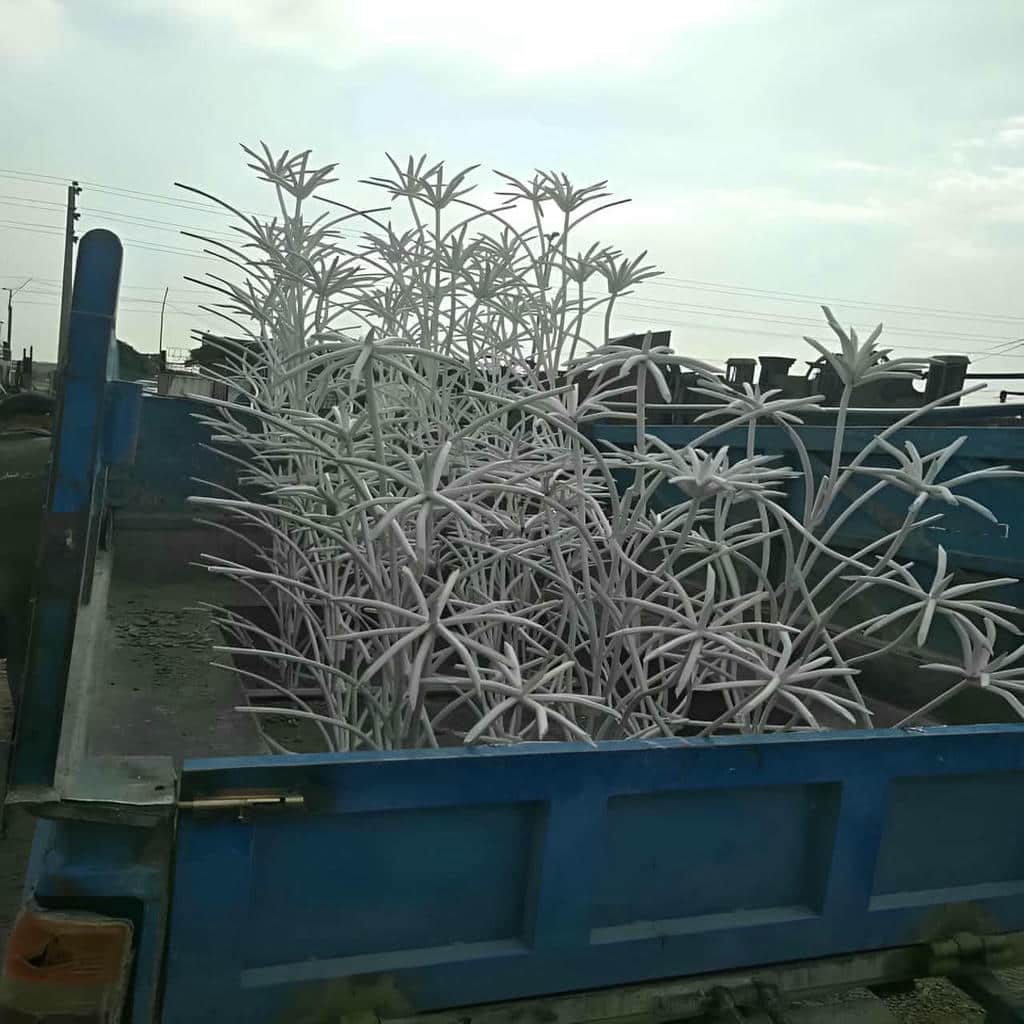 نرده دیواری مشهد روی دیوار سنگی روشن